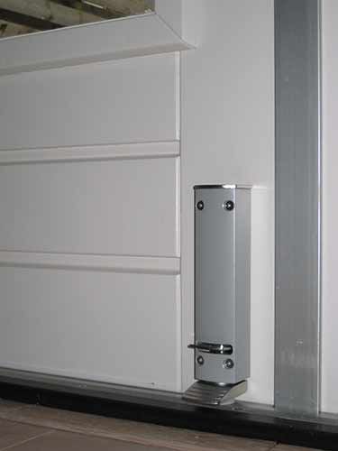 dictator deurvastzetter aluminium zilverkleurig met een uitschuiflengte van 80 mm deurvastzetter com